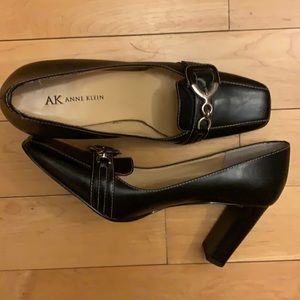Anne Klein black leather 7M 3” heel shoes